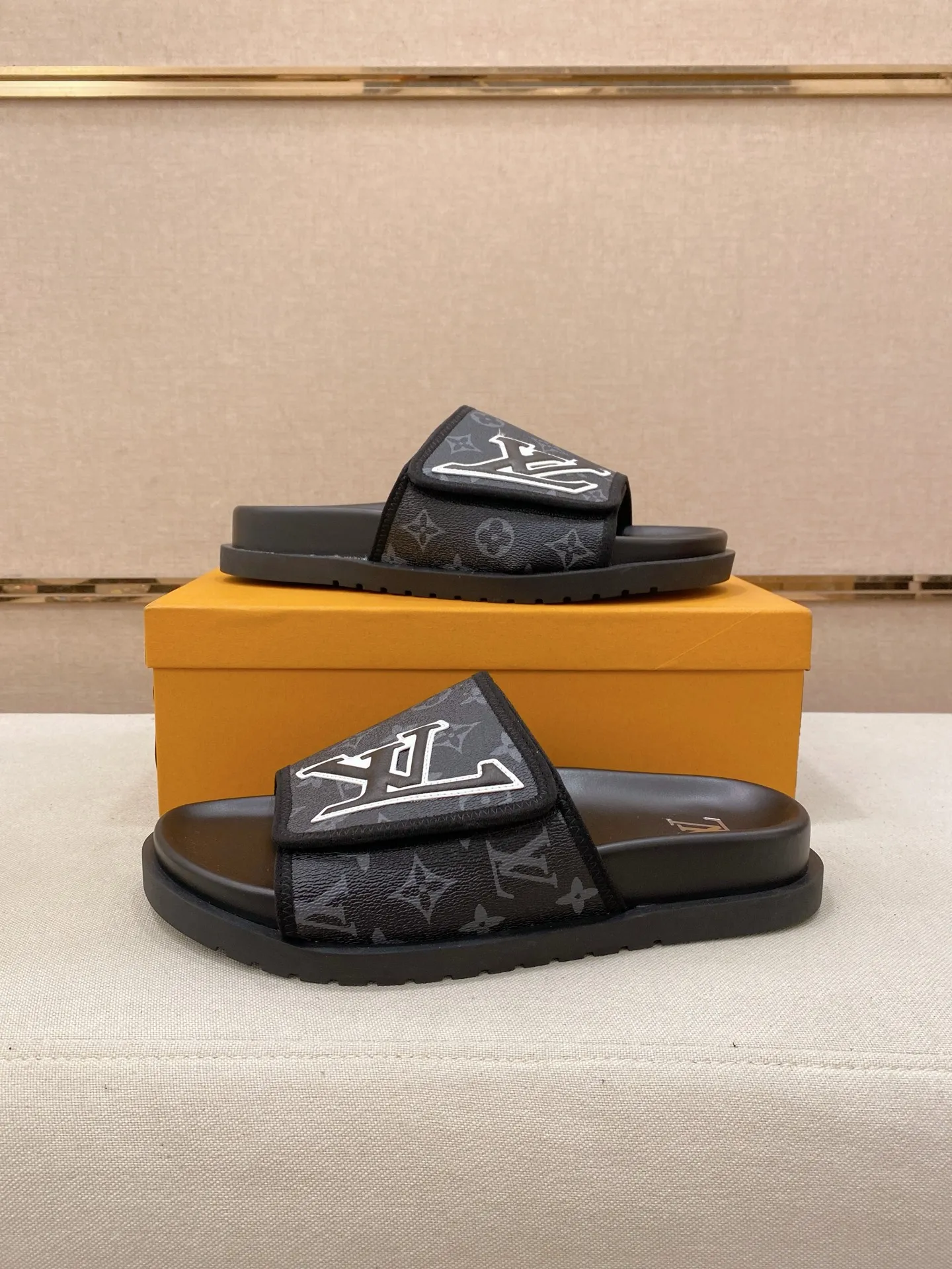 Men's shoes💰: 320💰Made by LV🔍Top purchasing agent, men's spring and summer slippers are available at the same counter. The uppers are made of cowhide imported from Italy, with logo graphics and high-quality craftsmanship. Soles: original soles specially provided by the original factory. Exclusive molded soles are super comfortable. Original goods with single order, 🔍🔍high quality, you can enter and exit the counter at will. Welcome to compare, code number 38-44. Can be customized45